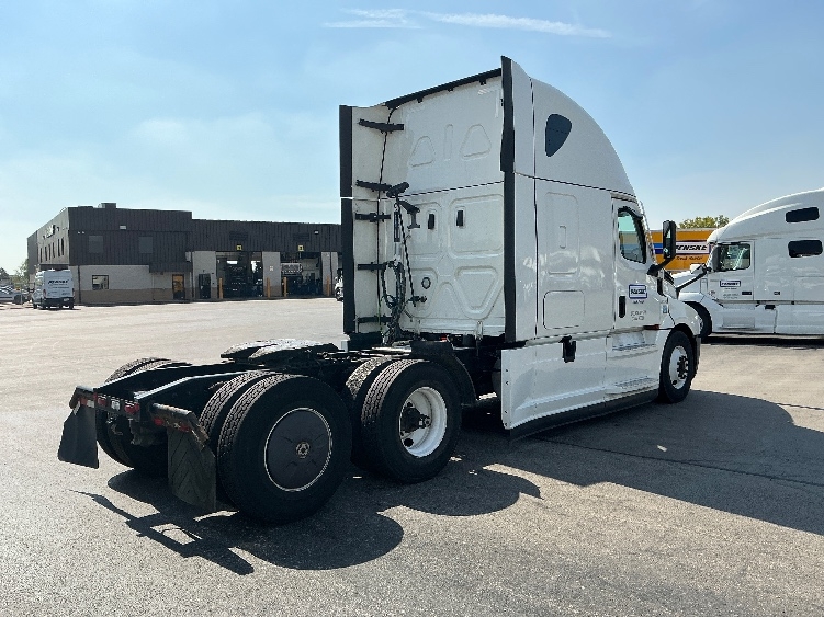 Used 2022 Freightliner Cascadia - photo 9