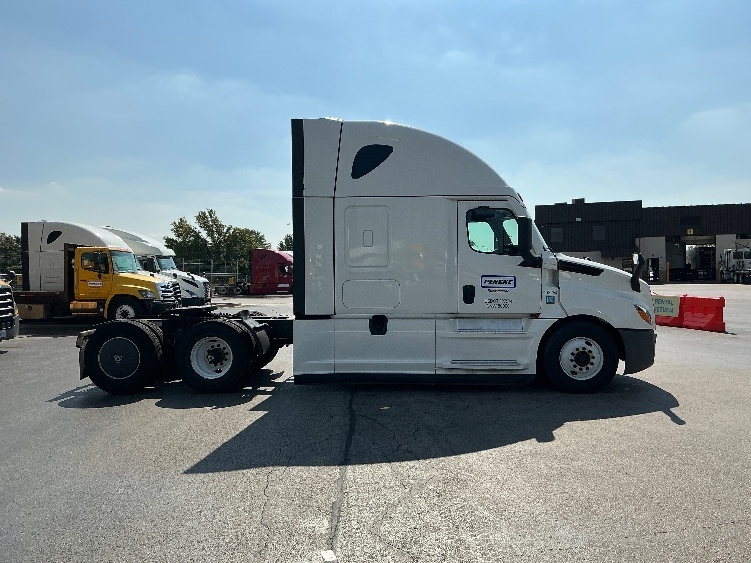 Used 2022 Freightliner Cascadia - photo 10