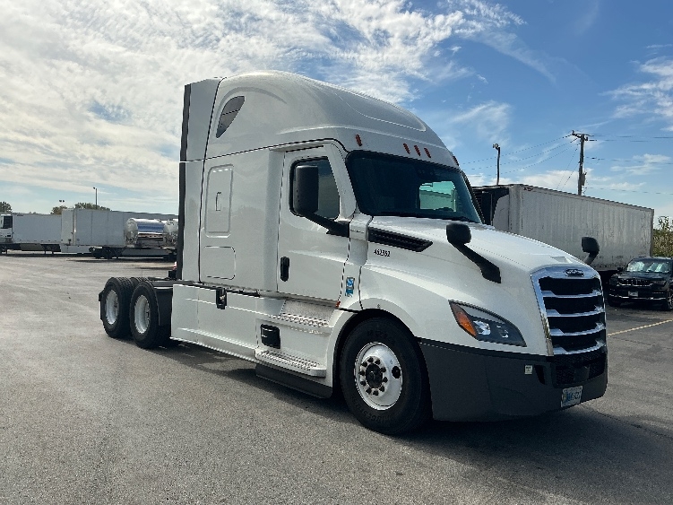Used 2022 Freightliner Cascadia - photo 1
