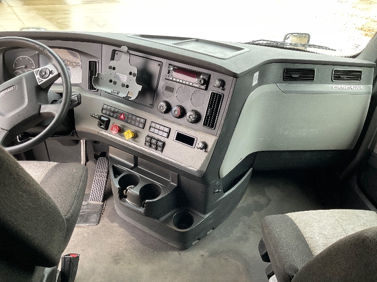 Used 2022 Freightliner Cascadia - photo 14
