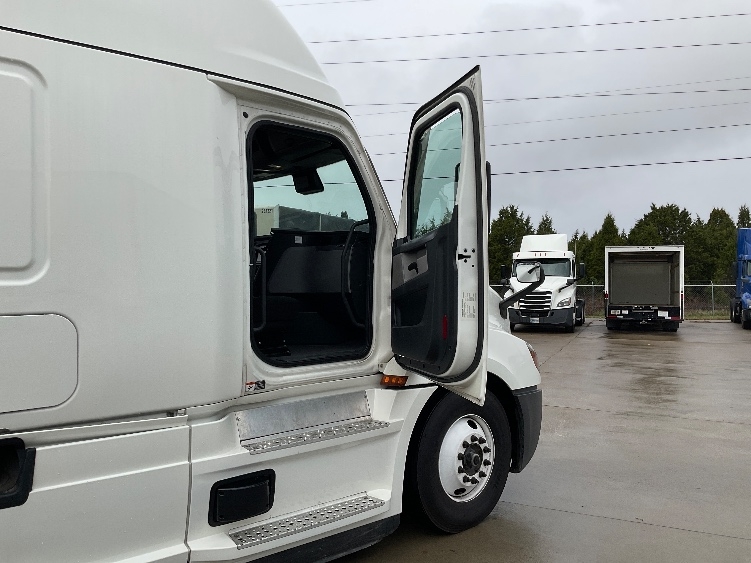 Used 2022 Freightliner Cascadia - photo 15