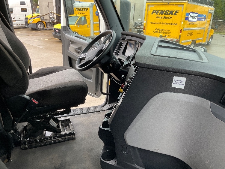 Used 2022 Freightliner Cascadia - photo 17
