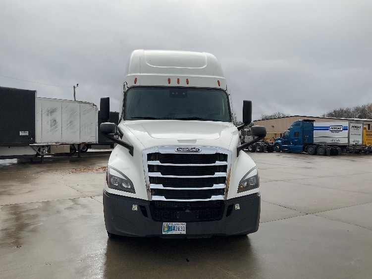 Used 2022 Freightliner Cascadia - photo 2