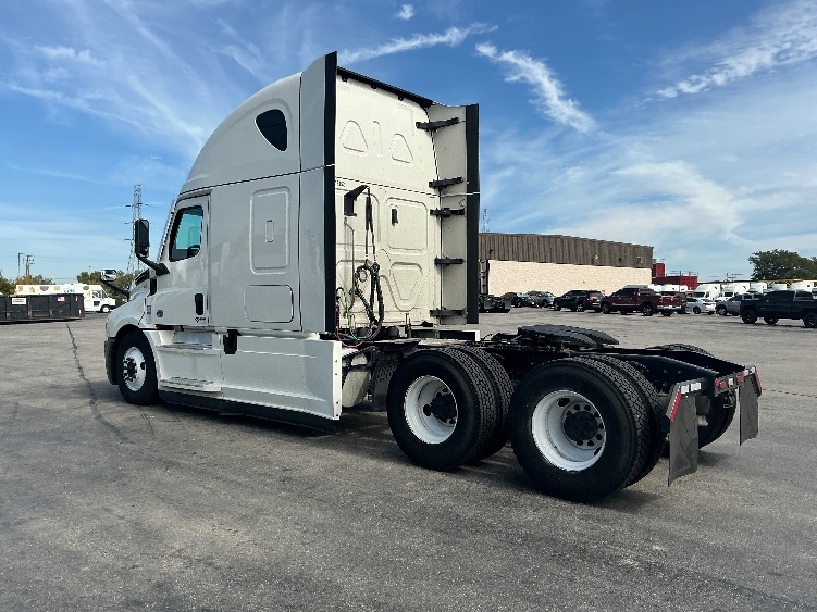 Used 2022 Freightliner Cascadia - photo 7
