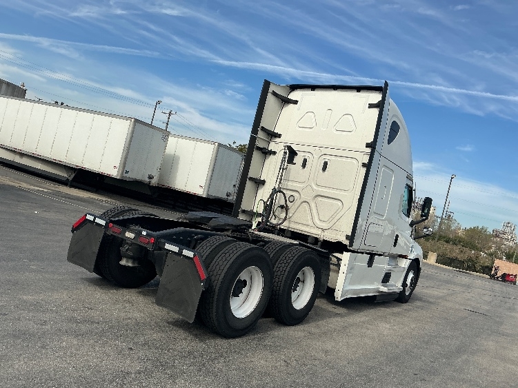 Used 2022 Freightliner Cascadia - photo 9