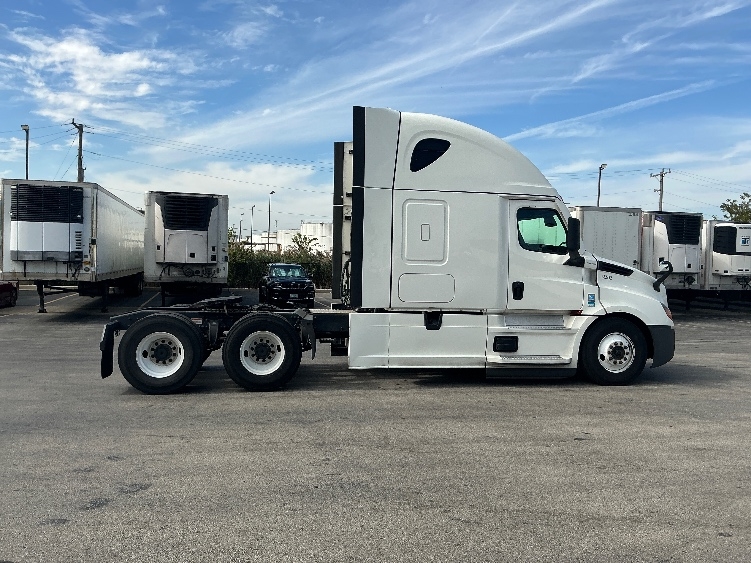 Used 2022 Freightliner Cascadia - photo 10