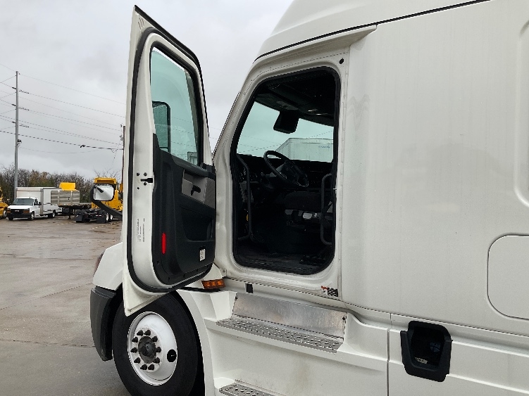 Used 2022 Freightliner Cascadia - photo 11