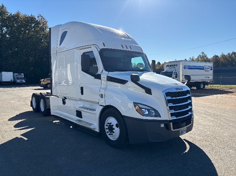 Used 2022 Freightliner Cascadia - photo 1