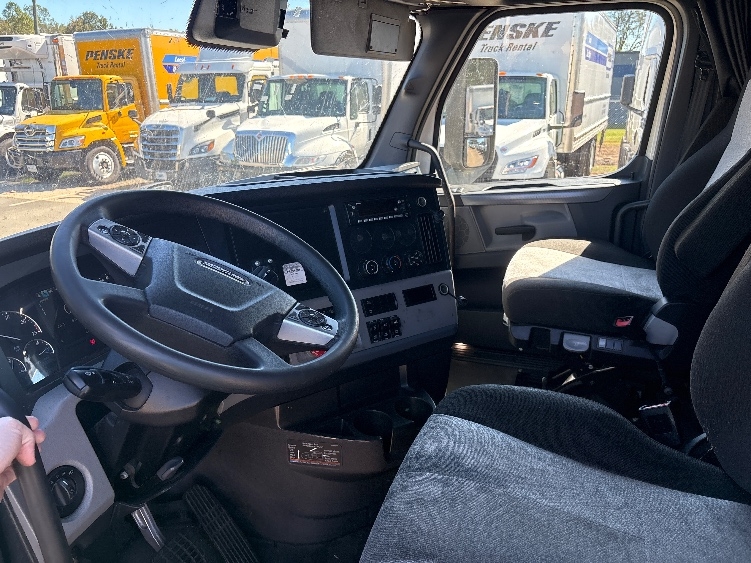 Used 2022 Freightliner Cascadia - photo 12