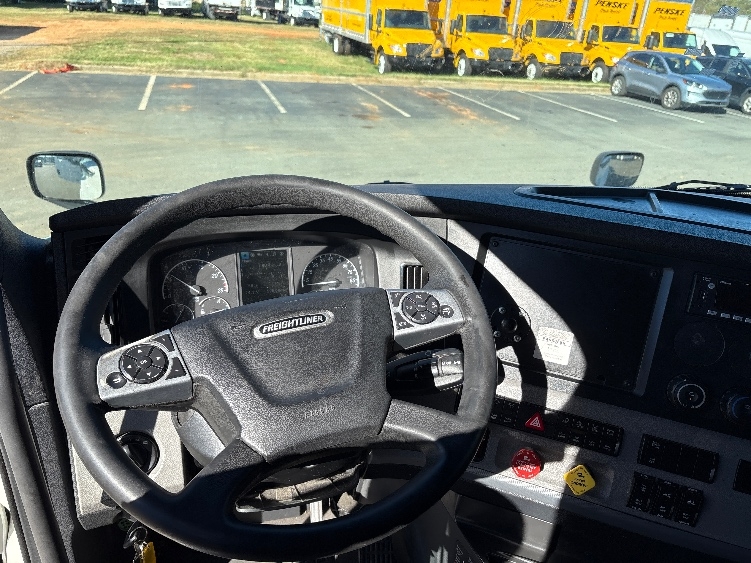 Used 2022 Freightliner Cascadia - photo 13
