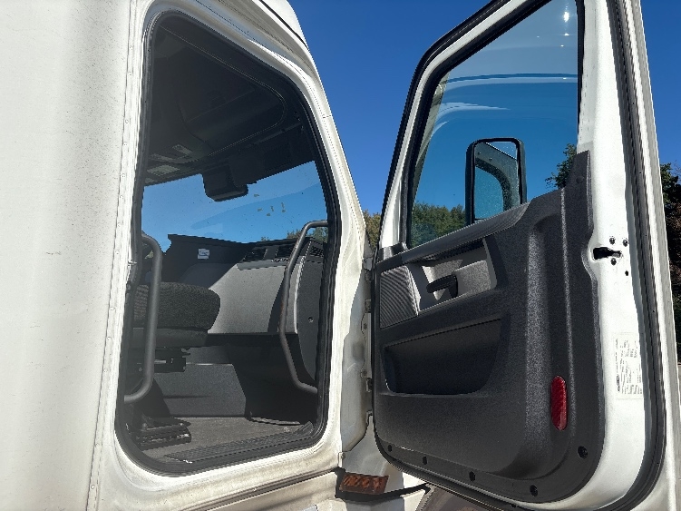 Used 2022 Freightliner Cascadia - photo 15