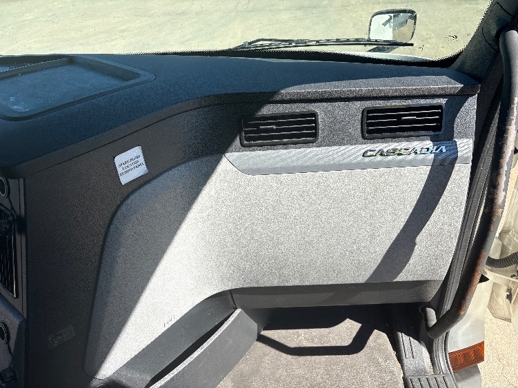 Used 2022 Freightliner Cascadia - photo 16