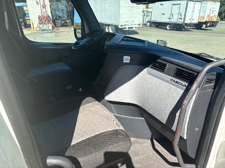 Used 2022 Freightliner Cascadia - photo 17