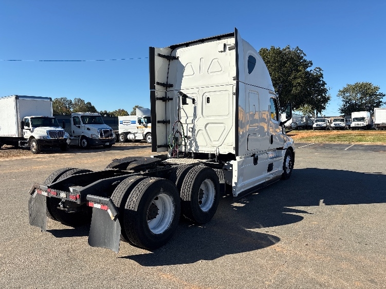 Used 2022 Freightliner Cascadia - photo 9