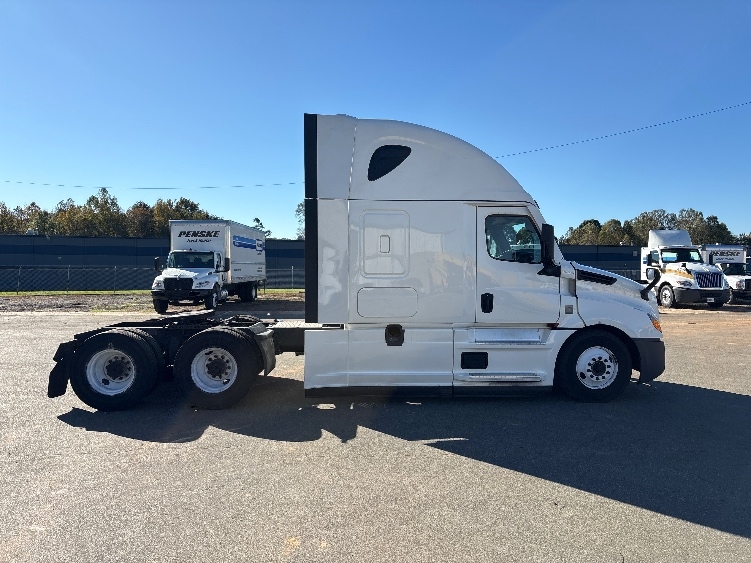 Used 2022 Freightliner Cascadia - photo 10