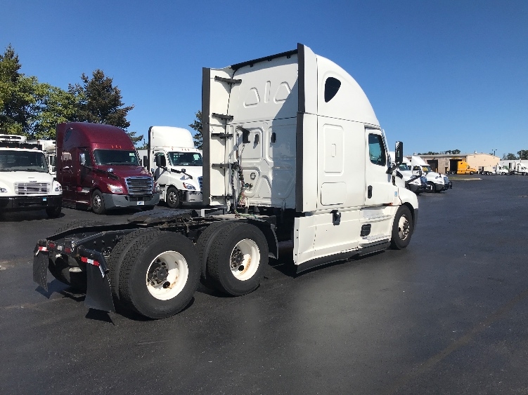 Used 2022 Freightliner Cascadia - photo 9