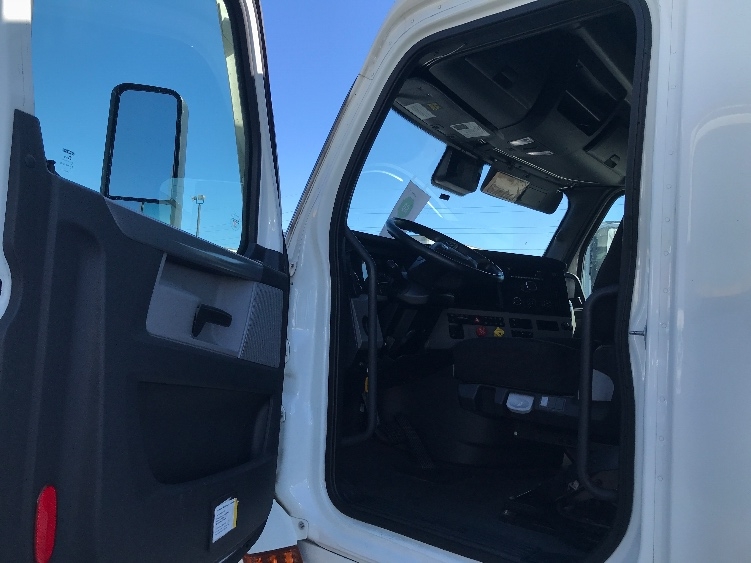 Used 2022 Freightliner Cascadia - photo 11