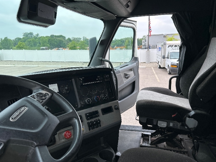Used 2022 Freightliner Cascadia - photo 12