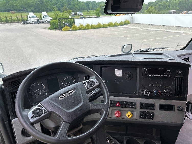 Used 2022 Freightliner Cascadia - photo 13