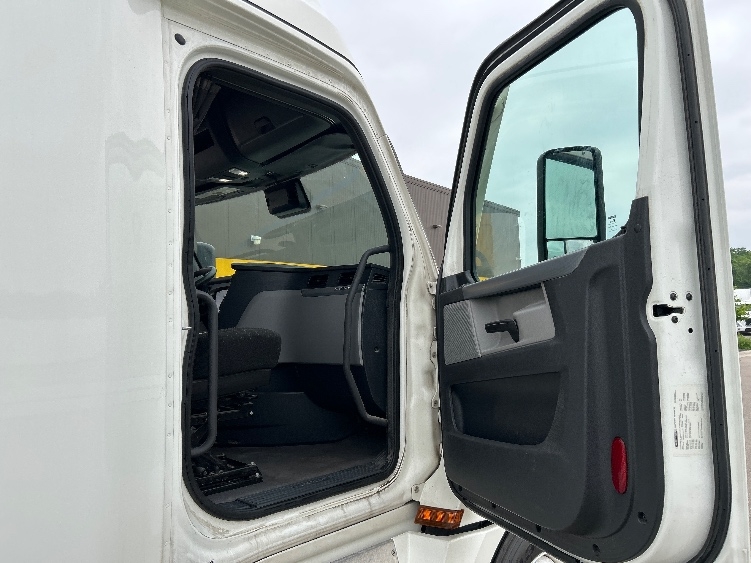 Used 2022 Freightliner Cascadia - photo 15