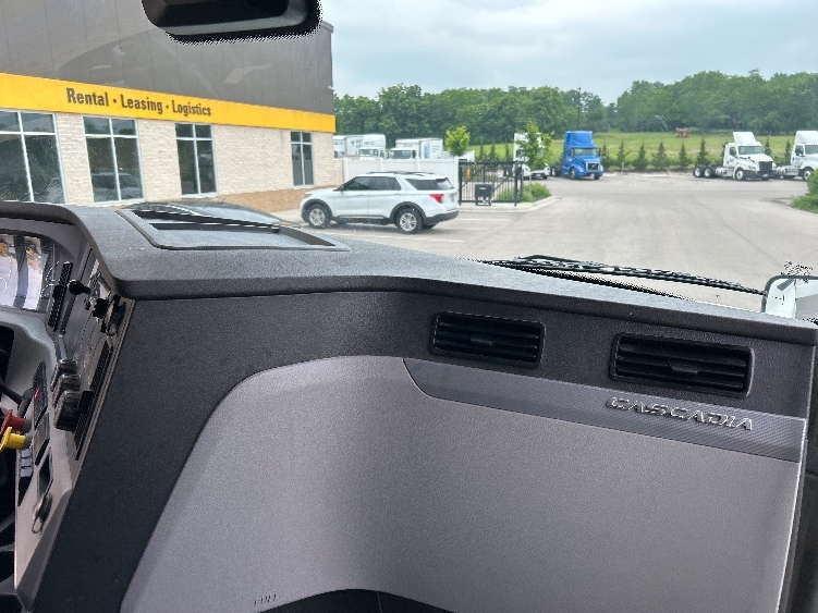 Used 2022 Freightliner Cascadia - photo 16