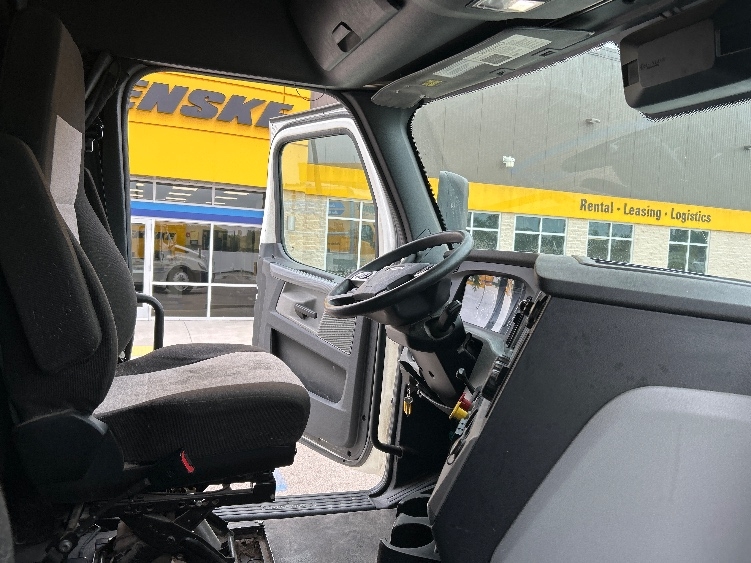 Used 2022 Freightliner Cascadia - photo 17
