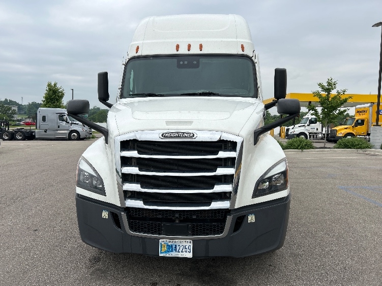 Used 2022 Freightliner Cascadia - photo 2