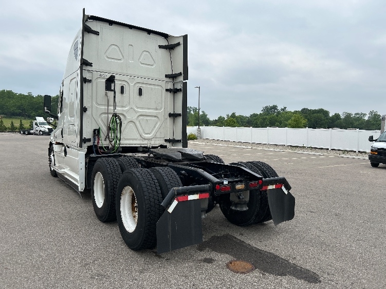 Used 2022 Freightliner Cascadia - photo 7