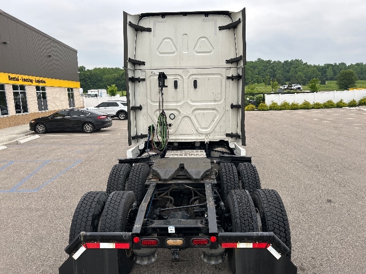 Used 2022 Freightliner Cascadia - photo 8