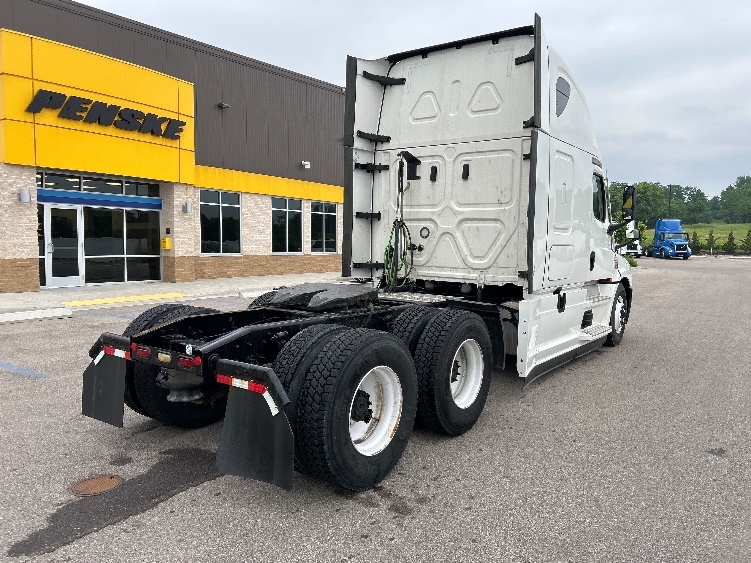 Used 2022 Freightliner Cascadia - photo 9