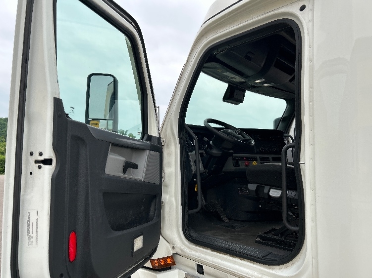 Used 2022 Freightliner Cascadia - photo 11