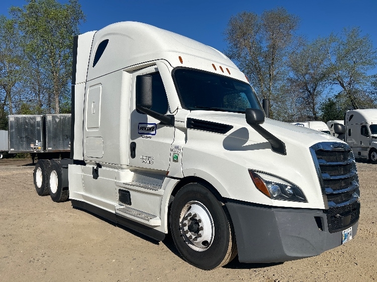 Used 2022 Freightliner Cascadia - photo 1