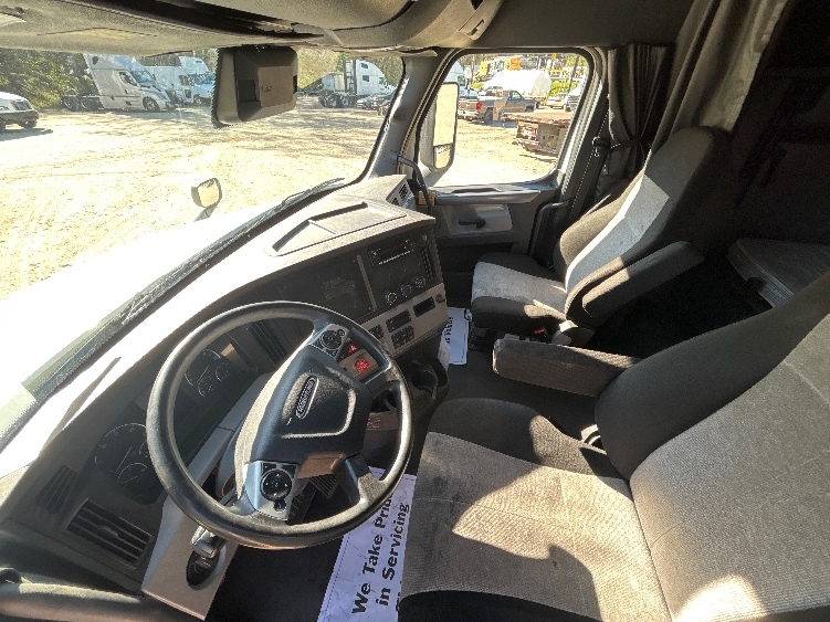 Used 2022 Freightliner Cascadia - photo 12