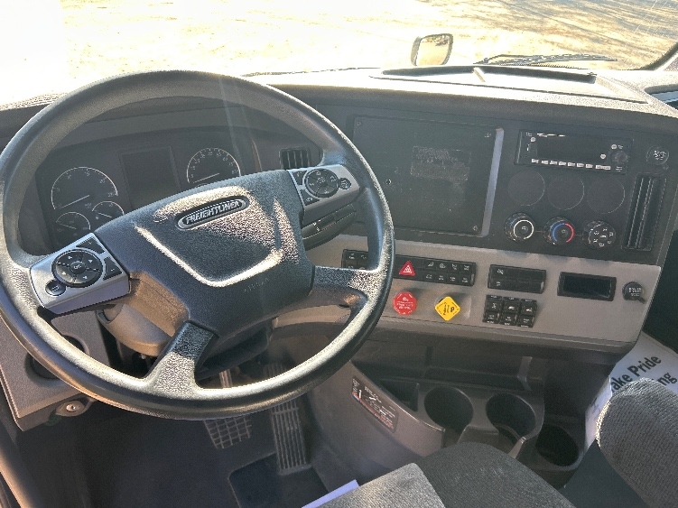 Used 2022 Freightliner Cascadia - photo 13
