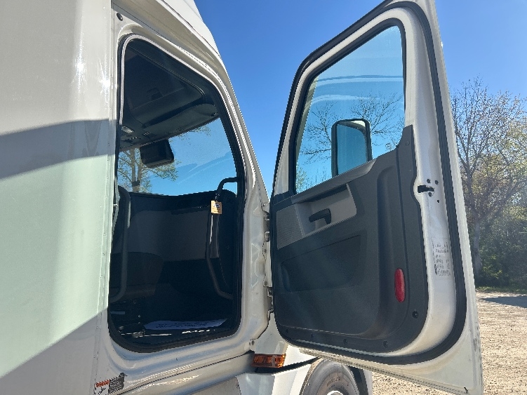 Used 2022 Freightliner Cascadia - photo 15