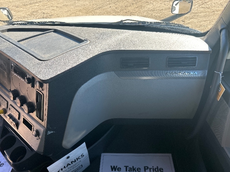 Used 2022 Freightliner Cascadia - photo 16