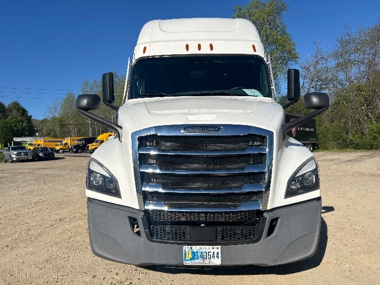 Used 2022 Freightliner Cascadia - photo 2