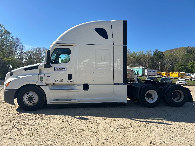 Used 2022 Freightliner Cascadia - photo 6