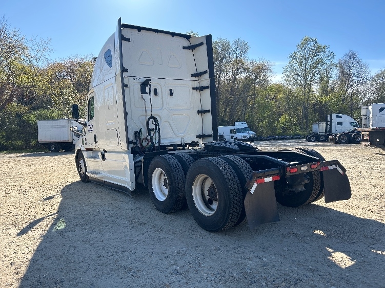 Used 2022 Freightliner Cascadia - photo 7