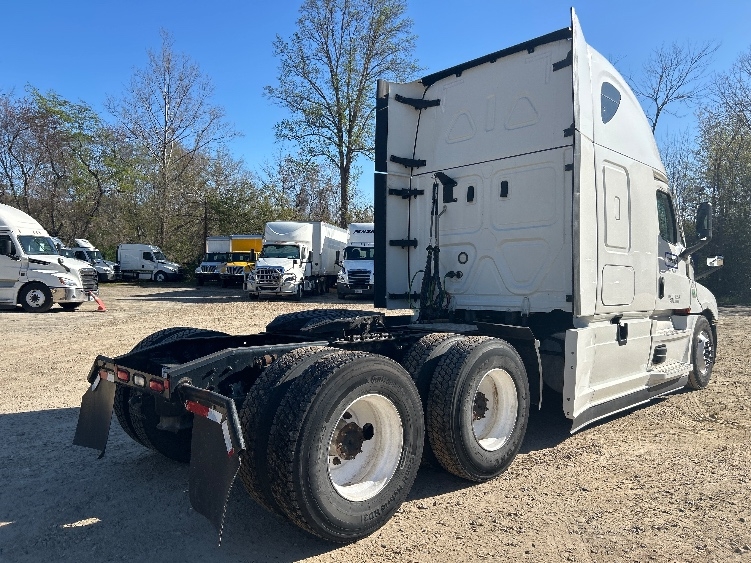 Used 2022 Freightliner Cascadia - photo 9