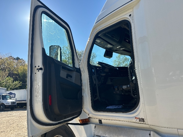 Used 2022 Freightliner Cascadia - photo 11