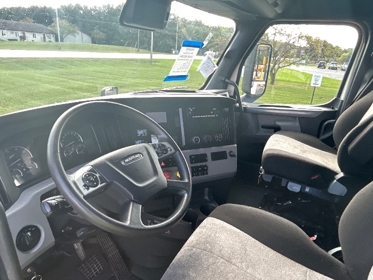 Used 2022 Freightliner Cascadia - photo 12