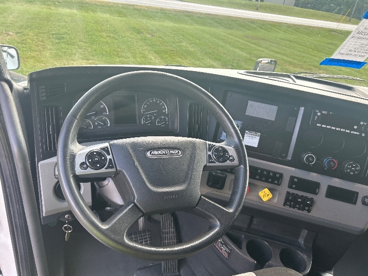 Used 2022 Freightliner Cascadia - photo 13