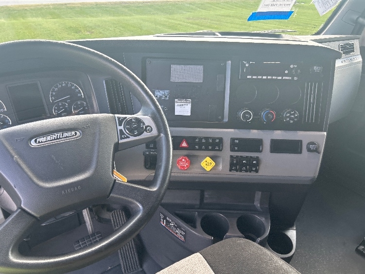 Used 2022 Freightliner Cascadia - photo 14