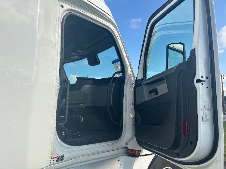 Used 2022 Freightliner Cascadia - photo 15