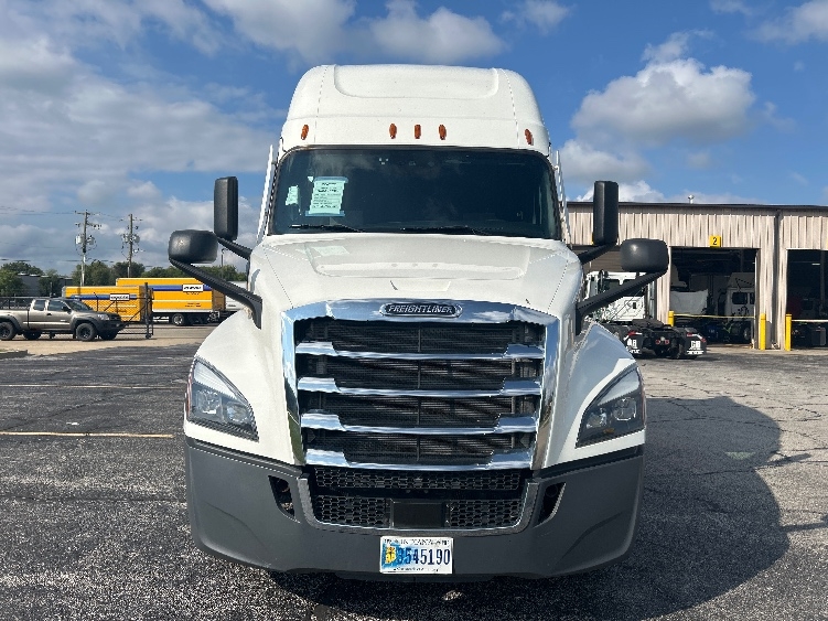 Used 2022 Freightliner Cascadia - photo 2