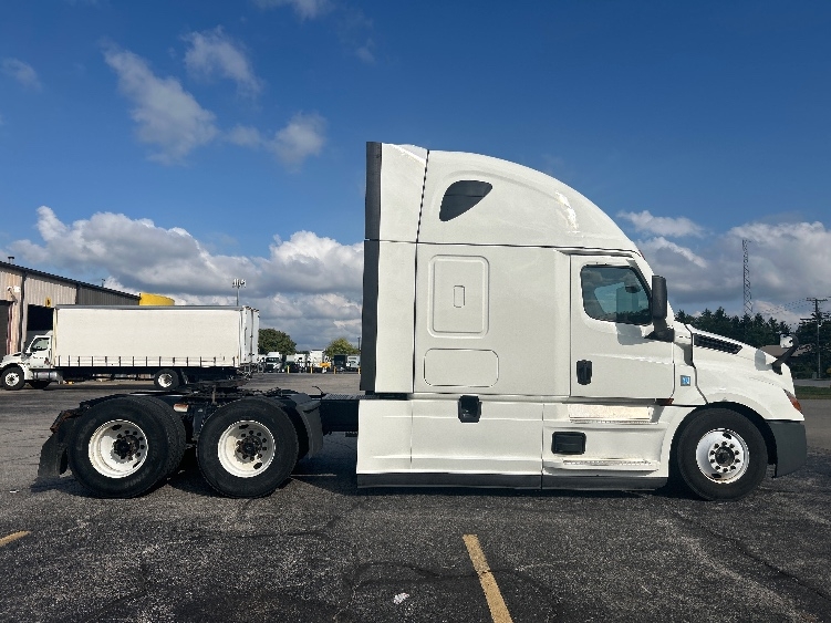Used 2022 Freightliner Cascadia - photo 10