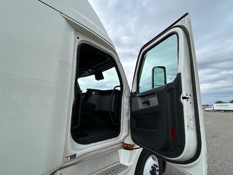 Used 2022 Freightliner Cascadia - photo 15