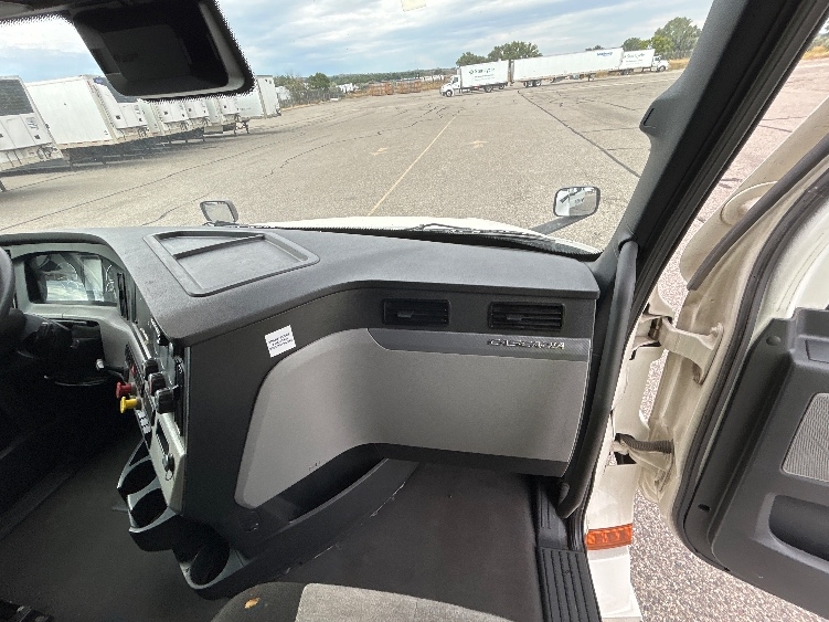Used 2022 Freightliner Cascadia - photo 16