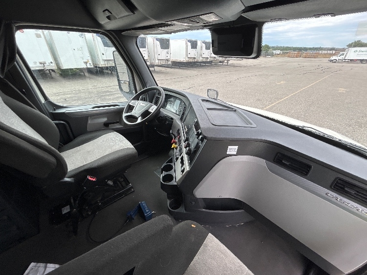 Used 2022 Freightliner Cascadia - photo 17